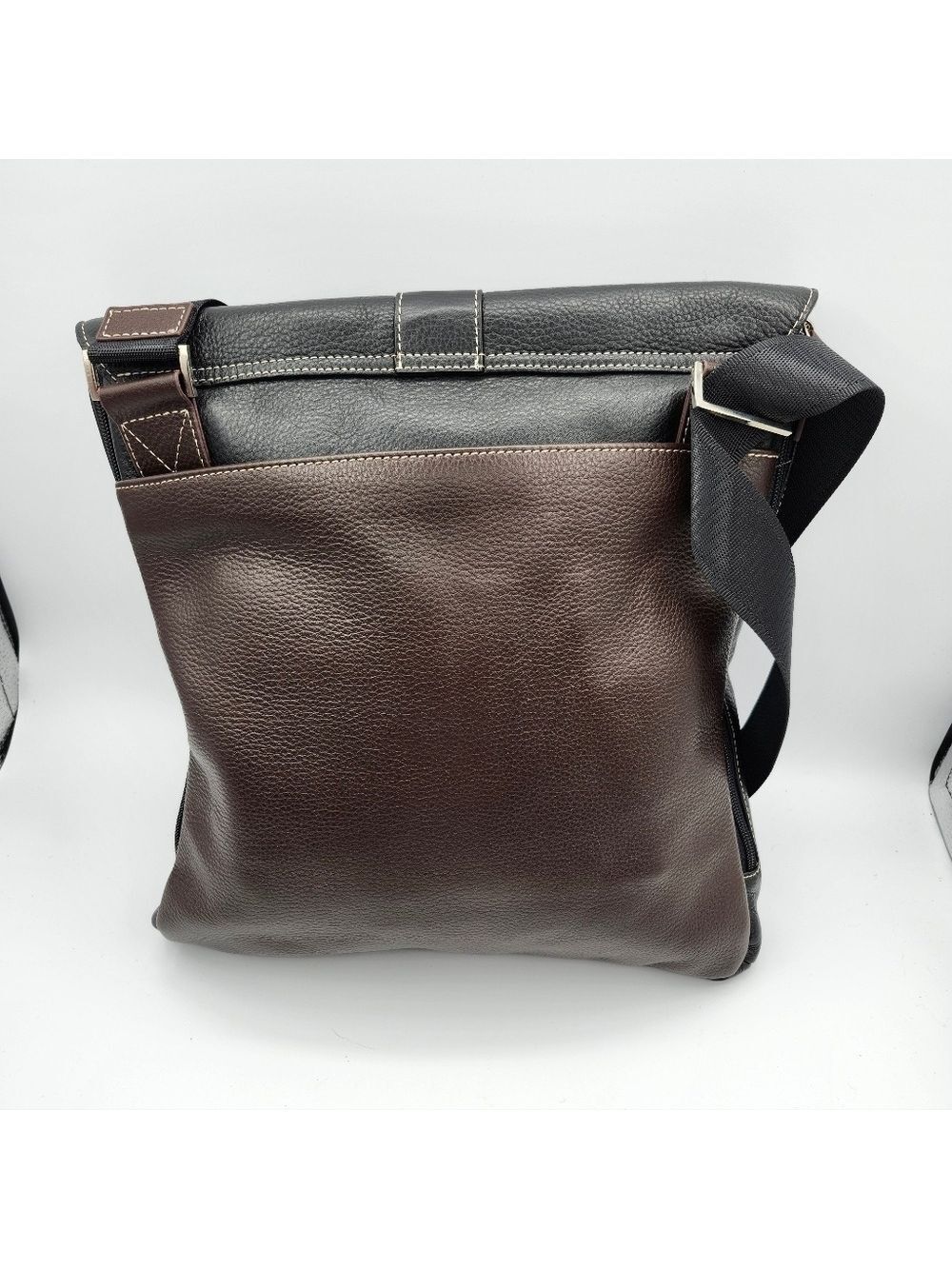 Travelsmith Elegant Black Leather Messenger Bag - Picture 2 of 14